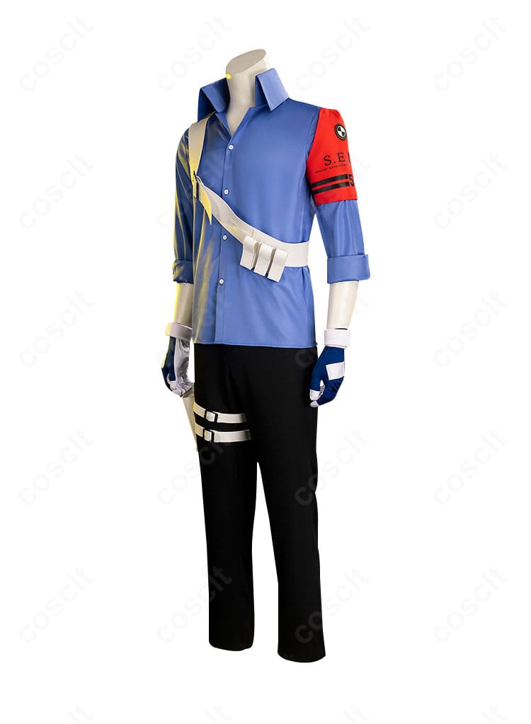 左袖ディテール。腕章の固定方法と袖口の仕立て、アクセサリーの配置を強調。