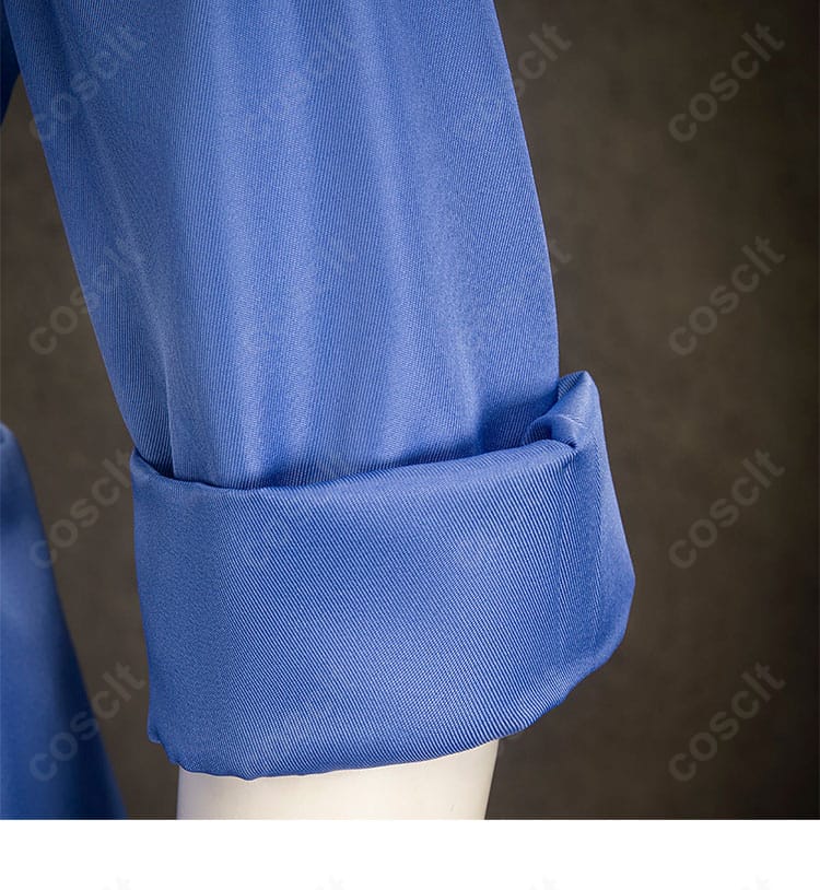 袖口のアクセント。ボタン配置とステッチ、袖の落ち感が伝わるディテール。