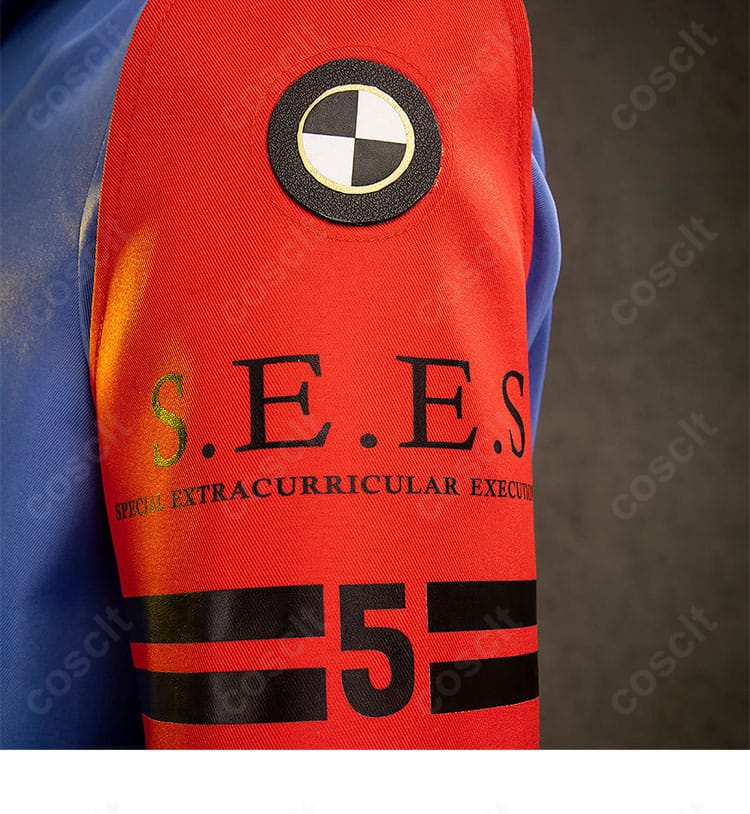 肩から袖にかけての装飾。可動域を確保したパターンと装飾のバランスが分かる。