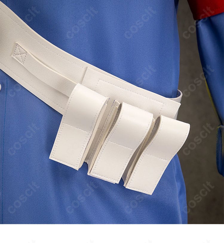 ウエスト周りの装飾。ベルトの通し方とホルダー基部、タックで整う腰回りのライン。