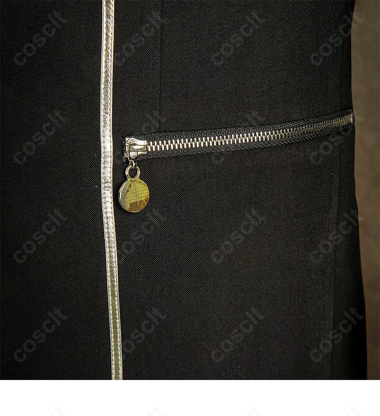 コートのポケット周辺ディテール。フラップ形状とカンヌキ補強を確認