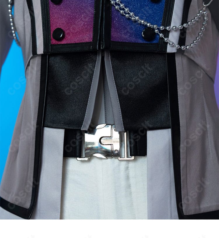 腰ベルトと金具、装飾チェーンのレイアウトを写したクローズアップ