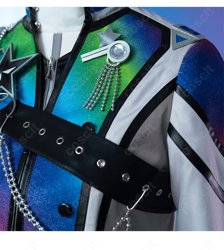 胸飾りとチェーンの意匠、留め具位置が分かるクローズアップディテール