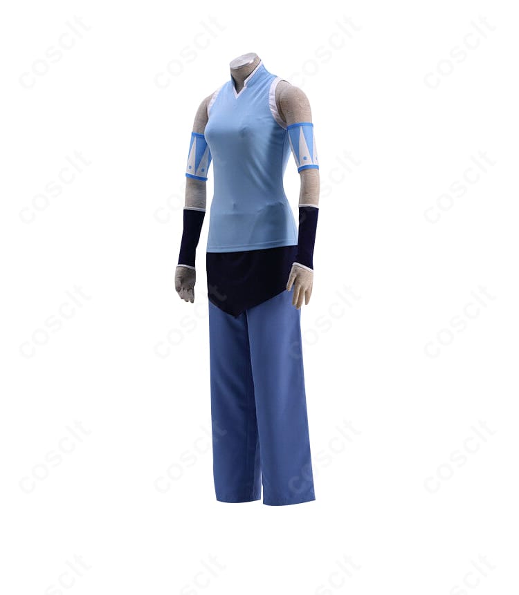 トップスとズボンの装飾細部。腰布とアームカバーの意匠が強調された近接ショット。