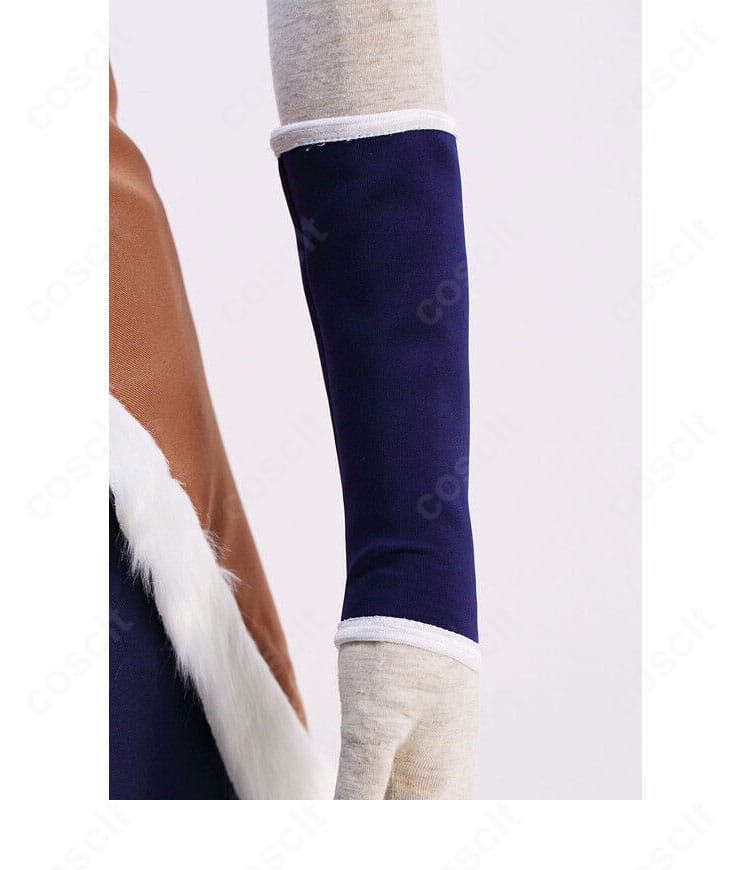 アームカバーの装飾クローズアップ。精緻なステッチとアクセント配色で完成度の高い仕立て。