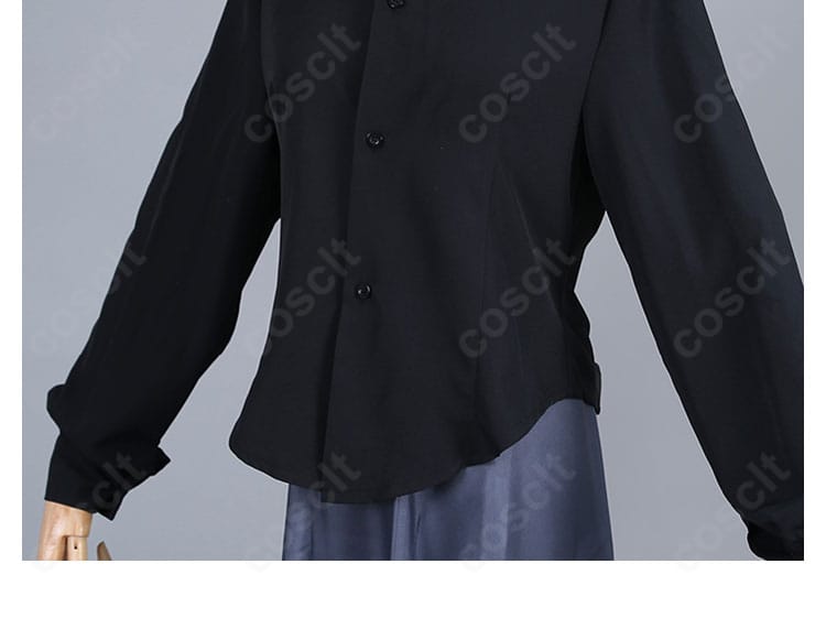 襟元ディテールのクローズアップ。端正なステッチと刺繍が上品な印象を与え、写真映えするポイントを強調。