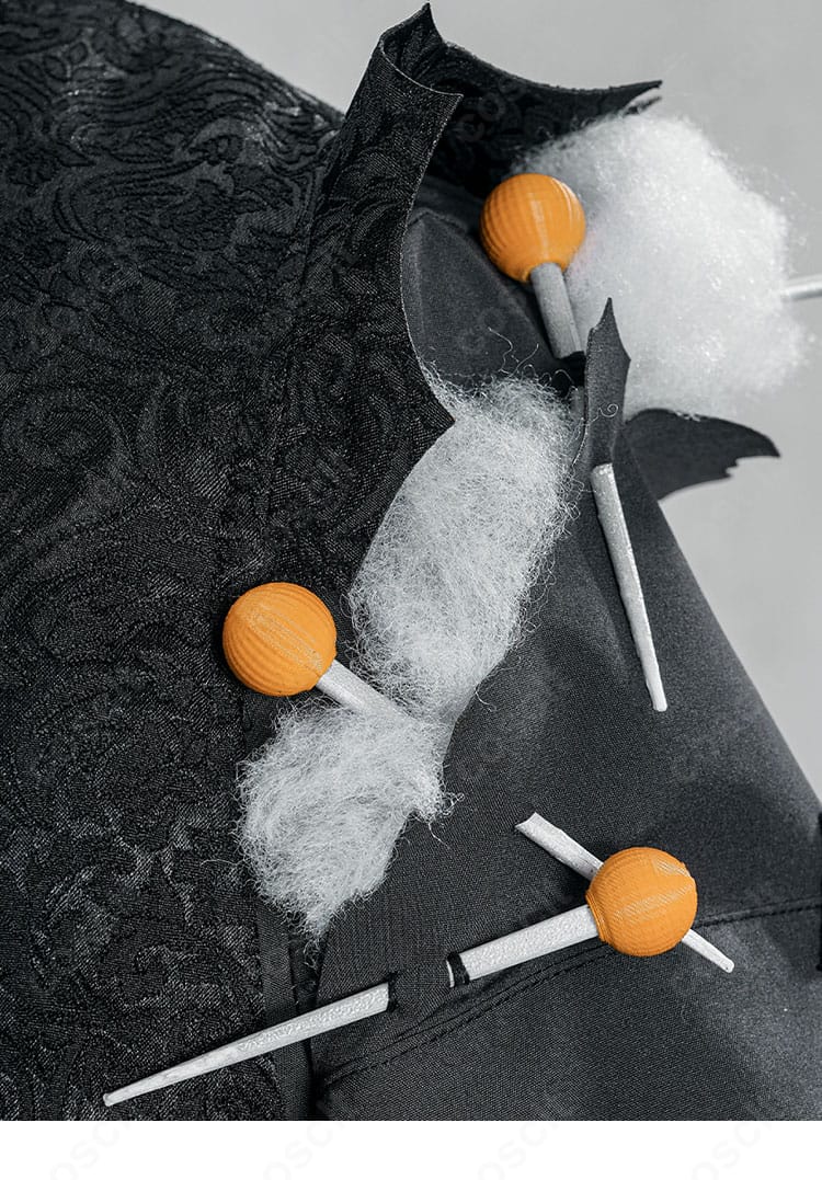 IdentityV コスプレ衣装の肩・袖装飾ディテール。立体構造の切替とパイピングが映える近接写真