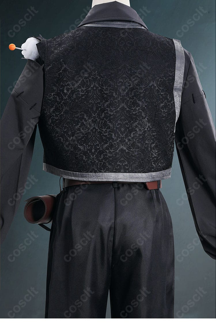 第五人格 コスプレ衣装の背面装飾。ベスト背面のカーブと腰飾りの配置、360度の再現性を示す写真