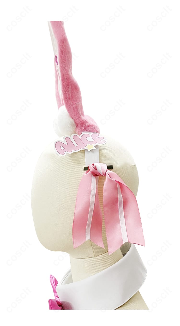 アリスのヘアピンと兎耳カチューシャの装飾ディテール。質感と形状、色のコントラストがわかるアクセサリー特写。