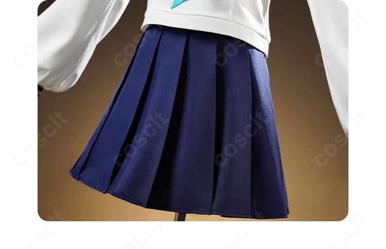 スカートの裾ディテール。均一なプリーツと落ち着いた色味で動きに合わせて美しく揺れる設計。