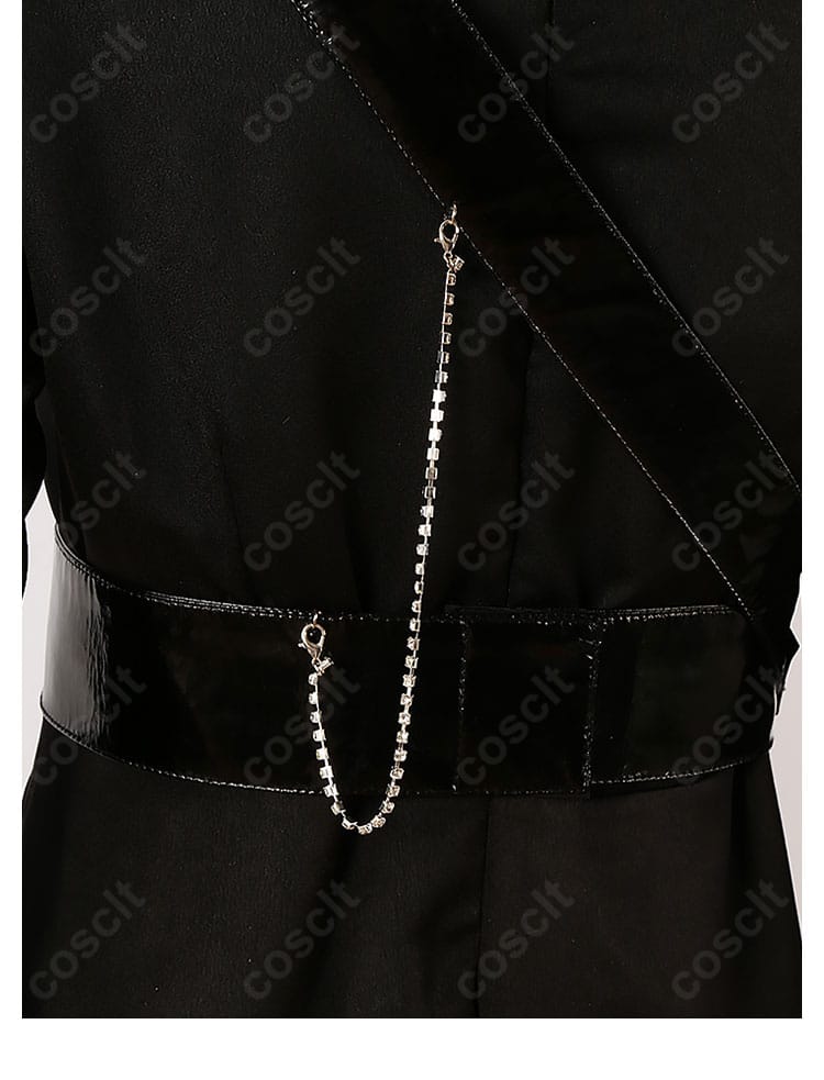 腰帯とチェーンのアップ。固定仕様で撮影中にズレにくいアクセサリー設計。