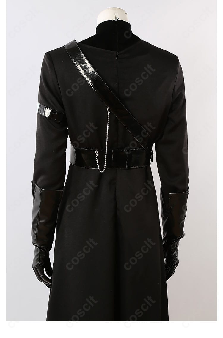 背面装飾のディテール。縫い目の処理とチェーンの落ち感をクリアに確認できる。