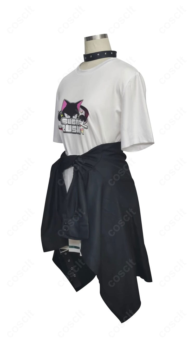 側面から見た杏山カズサ シュガーラッシュ衣装。コートの袖ラインとスカートのフィット感、太もも飾りの位置関係が確認できる写真。