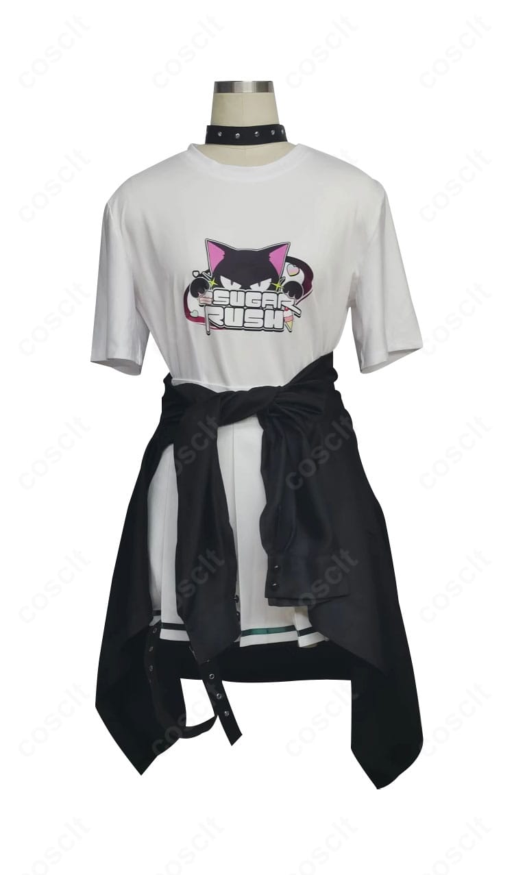正面からの杏山カズサ シュガーラッシュコスプレ衣装。コートとTシャツのロゴ配置、襟元のラインが見えるショット。