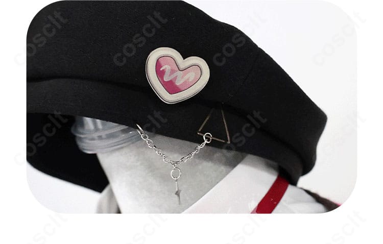 青柳冬弥 コスプレ衣装の帽子装飾ディテール。キャラクターらしいシンプルなアクセントと質感を強調したクローズアップ。