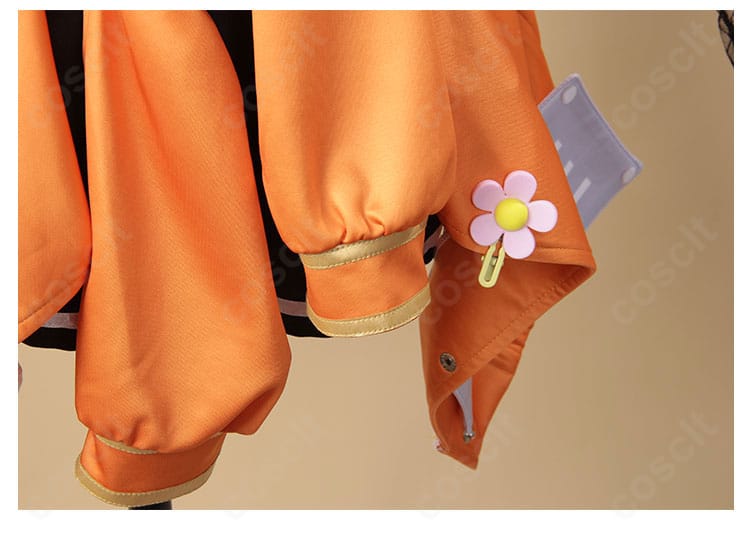 外套の襟元に付く花飾りのクローズアップ