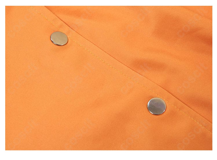 外套の前立てボタンディテール。留め具の質感と配置