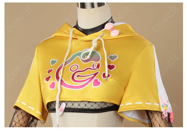 上衣側面の刺繍と飾りのクローズアップ。縁取りの質感が見える