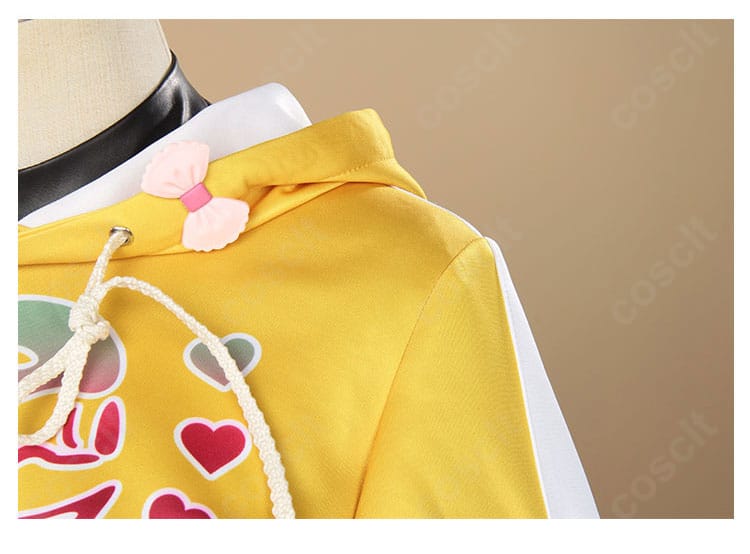 肩部分の華やかな装飾アップ。立体的なモチーフが映える