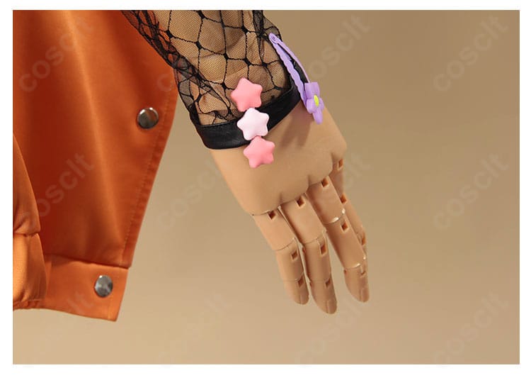 右袖口の細部アップ。刺繍とトリムの仕上がり