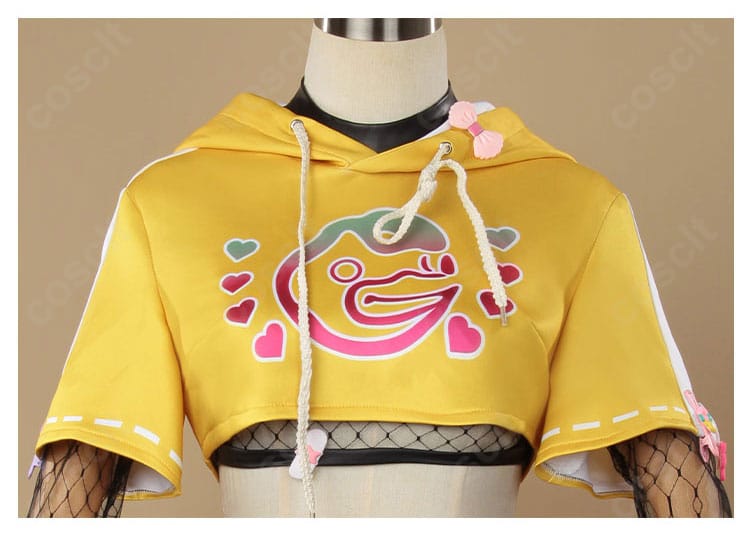 上衣正面の装飾アップ。胸元の飾りと配色の再現ディテール