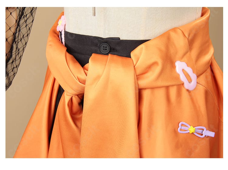 ウエスト装飾のディテール。腰飾りの位置と留め具が分かる