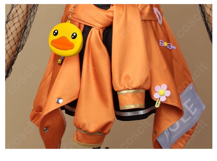 ショートパンツ部分のデザイン。ウエスト〜パンツのステッチと装飾