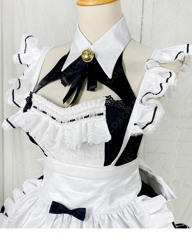 首元の鈴と装飾リボンの接写。メイドらしいアクセントと金具の質感が伝わるカット