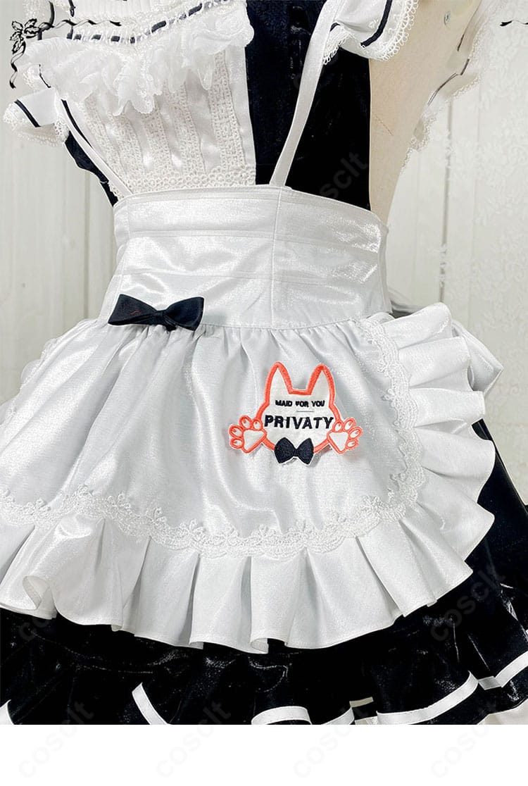 スカート裾の装飾ディテール。フリルの縫製とレースの発色が分かるショット