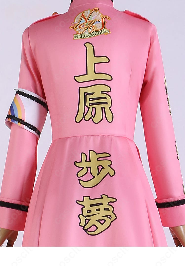 背面装飾のクローズアップ。背中パーツの配置とステージ映えするデザインを捉えた一枚。