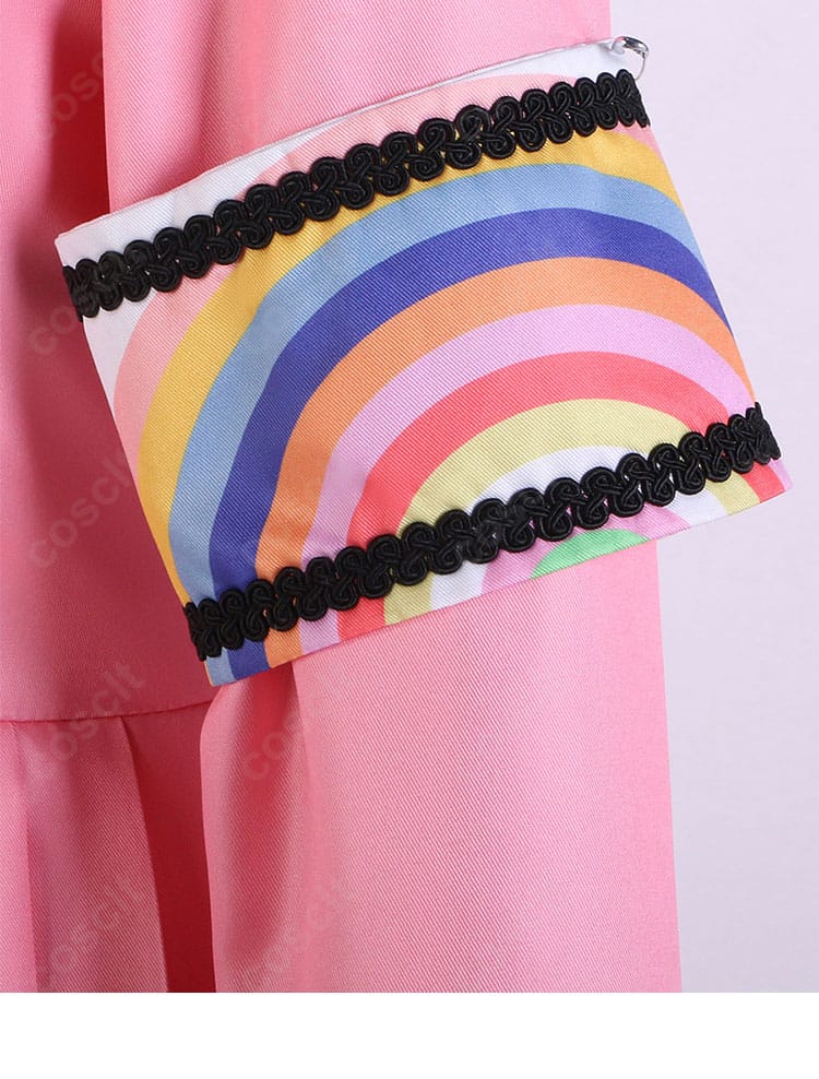 肩袖装飾ディテールの近接写真。袖口の形状と装飾パーツの質感を明瞭に表現。