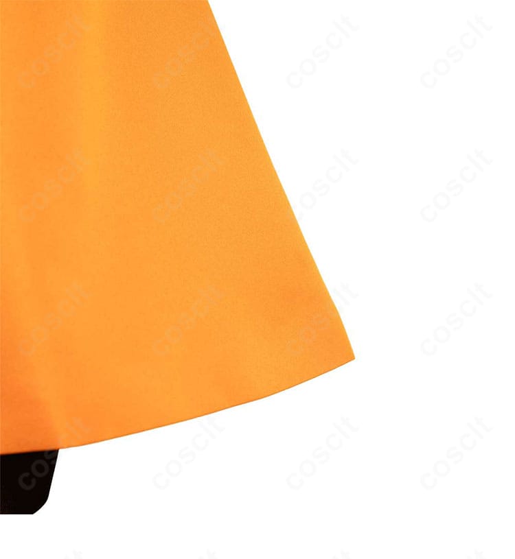 スカート裾のデザインと配色ライン。動きに合わせて映えるフレア量と縫製の仕上がり。