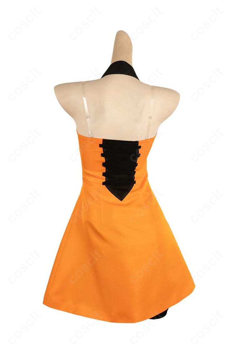 背面のファスナー位置とスカートの広がり。着脱のしやすさとバックシルエットを説明。