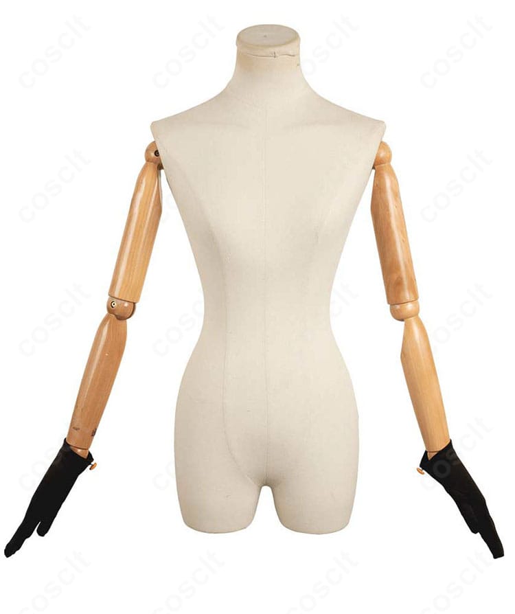 手袋と装飾パーツの近接。指先の形状と装着感、質感のコントラストを表現。