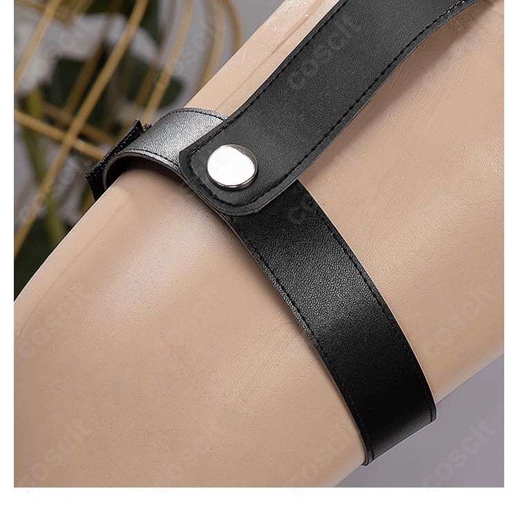 腕飾りの接写。精緻な造形と留め具仕様でコーデ全体を引き締めるパーツ。