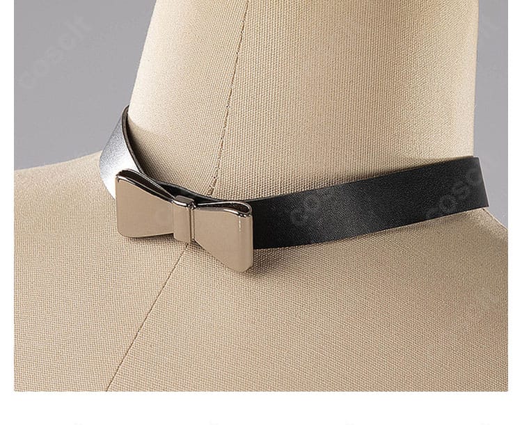 チョーカー／ネックレスの装飾アップ。首元の存在感と質感が伝わるディテール。