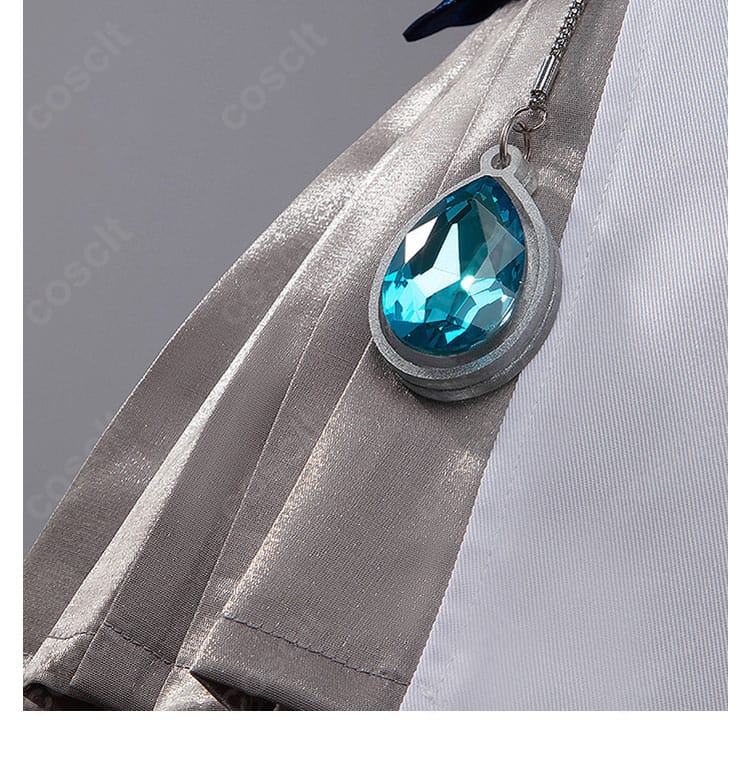 パンツ右側の宝石風装飾のクローズアップ。光沢感のあるパーツで上品さを演出。