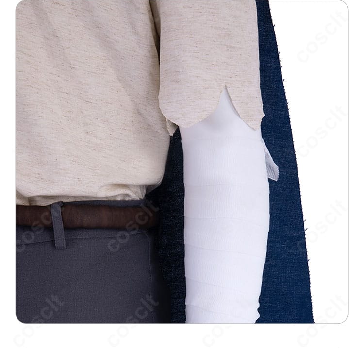 袖の装飾細部。袖口のステッチとシルエット、可動域を意識した設計を示すクローズアップ