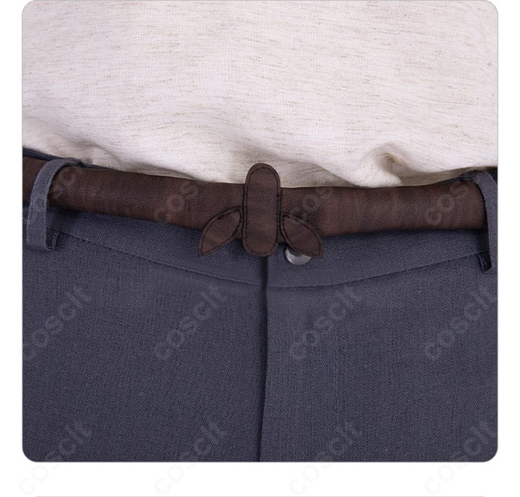 腰帯の装飾細部。ベルトの質感と金具、サイズ調整しやすい仕様を示すアップ