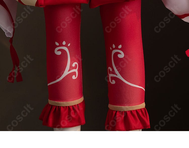 ズボン裾のディテール。まっすぐなラインと足元の見え方を確認できる画像。