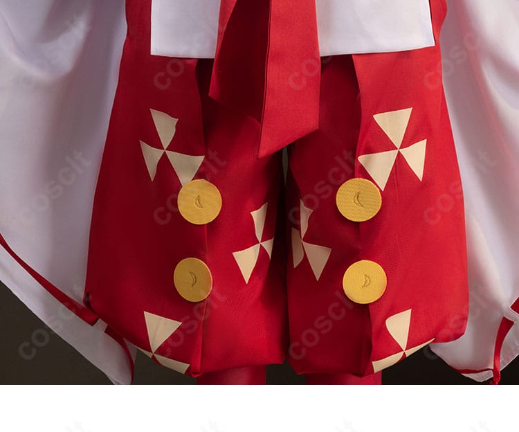 ズボンの装飾ディテール。縫製ステッチと動きやすさを考慮した設計が分かる。