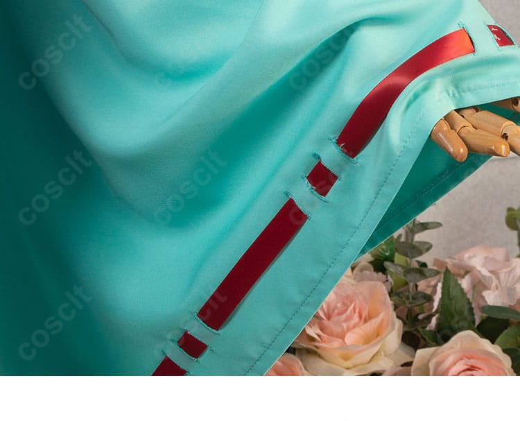 袖口装飾のディテールアップ。端処理の丁寧さと模様の整いが分かります。