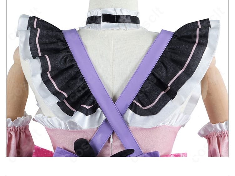 サスペンダー装飾のクローズアップ。金具とテープの見せ方がアクセントになる仕様