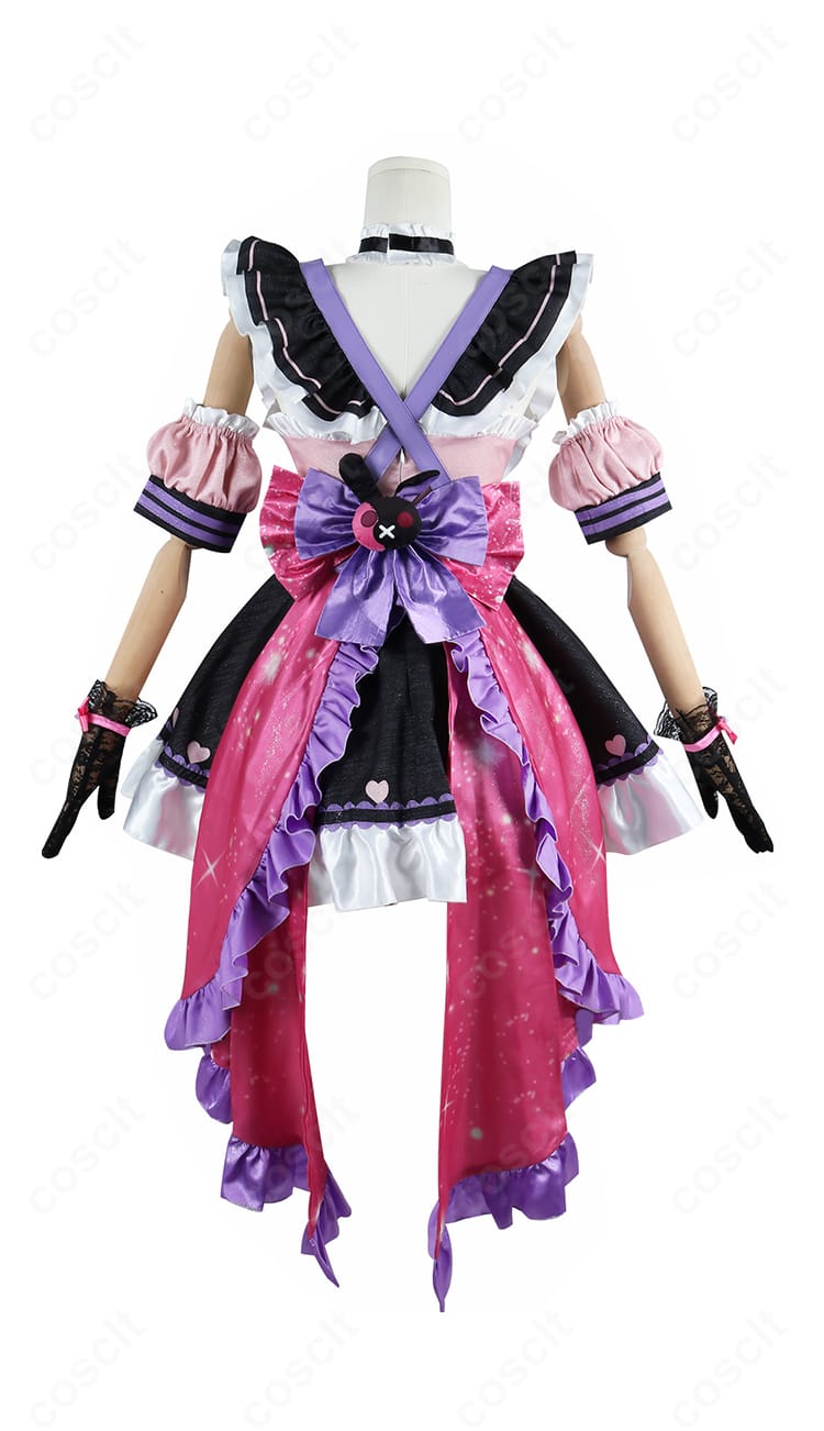 新メイド衣装の背面ビュー。大きな背面リボンとスカートラインの構造を確認できる写真