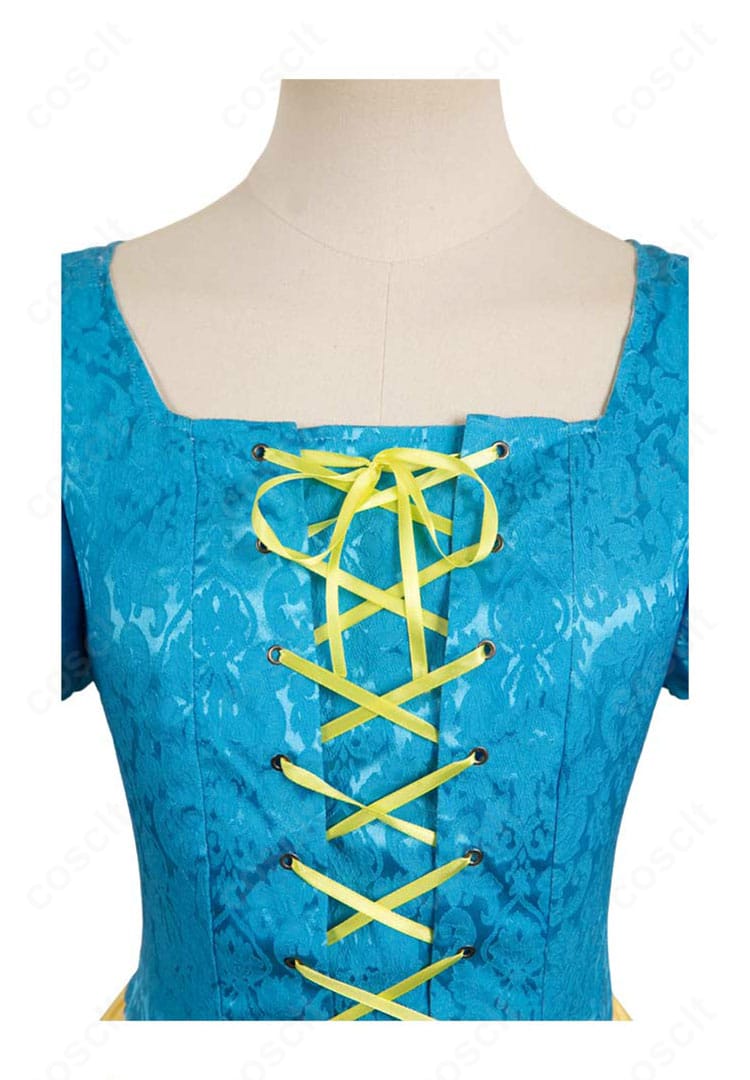 白雪姫コスプレの門襟ディテール。系紐装飾と縁の仕立てが分かる近接画像で、細部の作り込みを強調