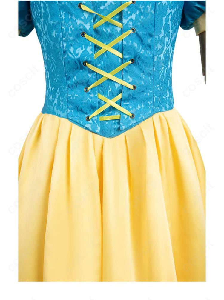 ディズニー『白雪姫』ドレスの背面ディテール。縫製の丁寧さと生地のハリ感を示すクローズアップ