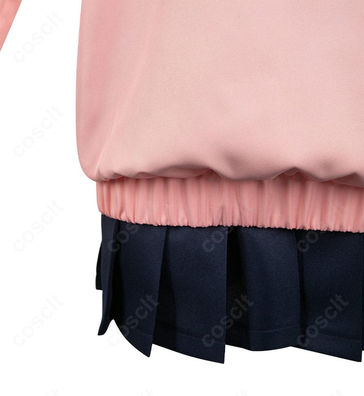 スカート裾の装飾拡大。プリーツのステッチとヘムの処理、撮影映えする発色が確認できる画像。