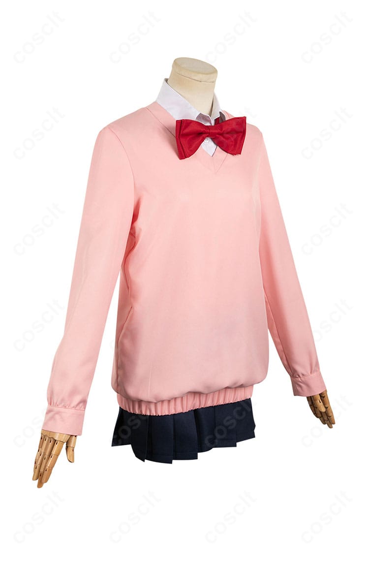 右側面アングル。トップスの丈感とウエストライン、動きに合わせたシルエット変化がわかる画像。