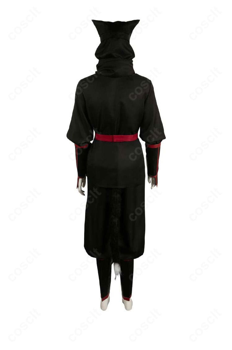 ダンジョン飯 イヅツミ 通常衣装コスプレの背面。マフラーの流れや背面のプロポーション、尻尾パーツの取り付け位置がわかります。