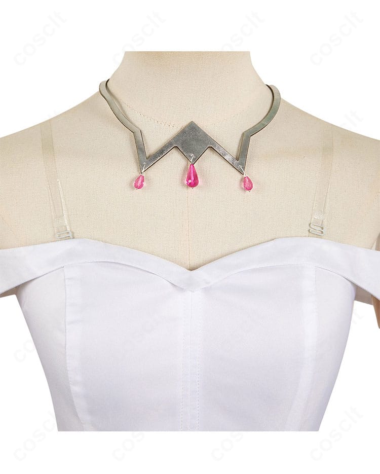 エミリア衣装のネックレスと襟元装飾のクローズアップ。高級感あるアクセントがポイント。